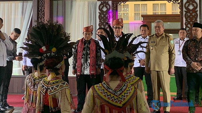Menkumham RI Yasonna H Laoly disambut dengan tarian Thionghoa, Dayak dan Melayu (Tidayu) saat tiba di Pendopo Gubernur Kalbar, Selasa 28 November 2023.