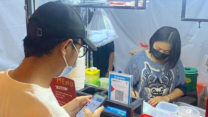 pengunjung bertransaksi pada Festival Kuliner Pontianak Fair di Jalan Diponegoro, Pontianak. (IST Kurniawan).