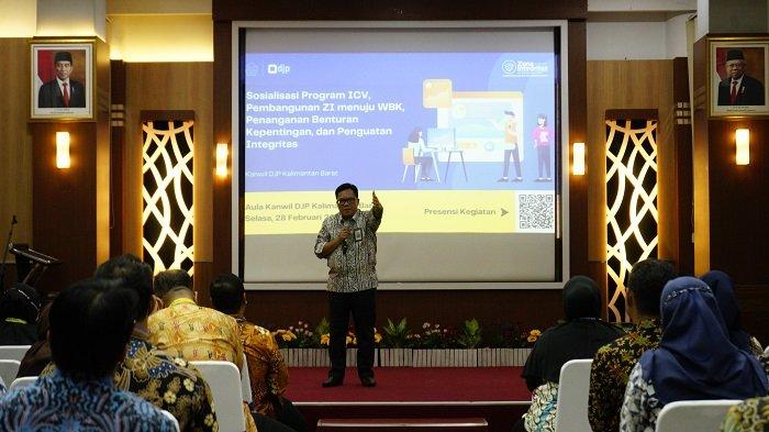 Kepala Kanwil DJP Kalimantan Barat Kurniawan Nizar memberikan penjelasan saat melakukan penandatanganan komitmen bersama dalam pembangunan Zona Integritas menuju Wilayah Bebas dari Korupsi di Kantor Wilayah DJP Kalimantan Barat pada Selasa, 28 Februari 2023.
