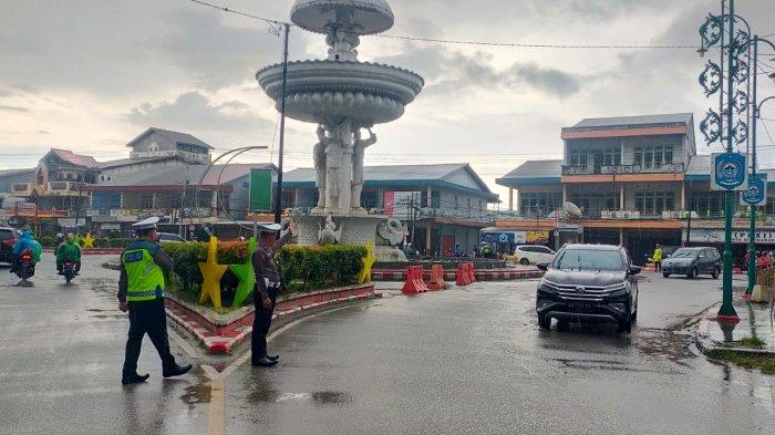 Personel Satuan Lalu Lintas (Satlantas) Polres Singkawang melakukan rekayasa Lalu Lintas di Bundaran HI Singkawang, Jumat 12 April 2024.
