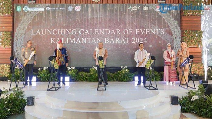 Pj Gubernur Kalbar Harisson, didampingi Direktur Pemasaran Pariwisata Nusantara Kemenparekraf Dwi Marhen Yono, dan Kadisporapar Kalbar Windy Prihastari serta Kepala Bank Indonesia Kalbar meresmikan Calender Of Event Kalbar tahun 2024 secara simbolis di Pontianak Convention Center (PCC) Pontianak, Jumat 23 Februari 2024.
