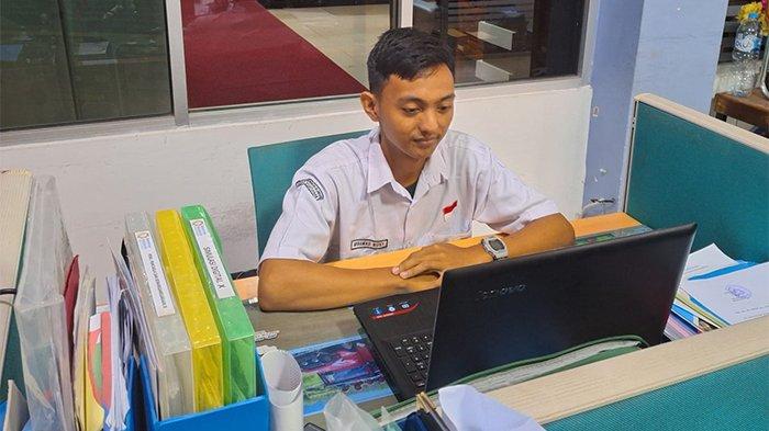 Lulusan SMK SMTI Pontianak Jurusan Teknik Kimia Industri mengikuti seleksi penerimaan Online via zoom meeting.