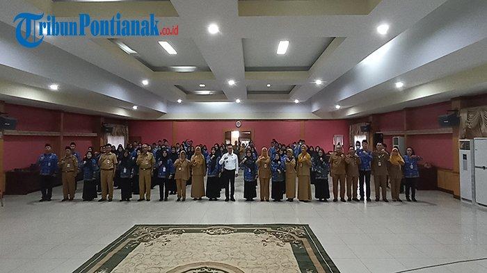 Foto bersama saat pengambilan Sumpah ASN di Aula Sultan Syarif Abdurrahman (SSA) Kantor Wali Kota, Senin 27 November 2023.