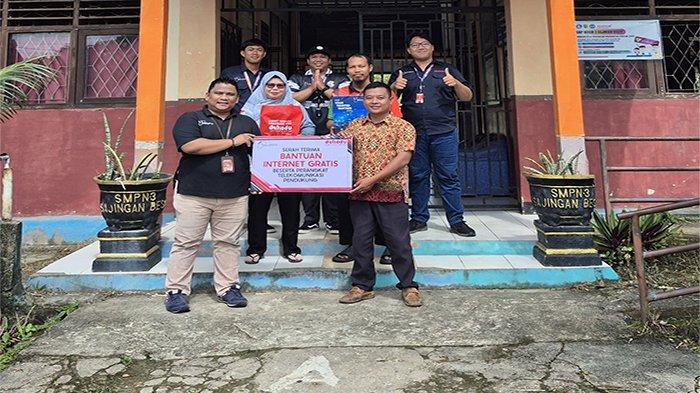 INTERNET GRATIS - Manager Bisnis ( Zoehfikar ) dan tim Commercial THC melakukan Serah Terima Bantuan Internet Gratis ke Kepala Sekolah SDN 01 Aruk ( Iyus ) beserta jajaran.
