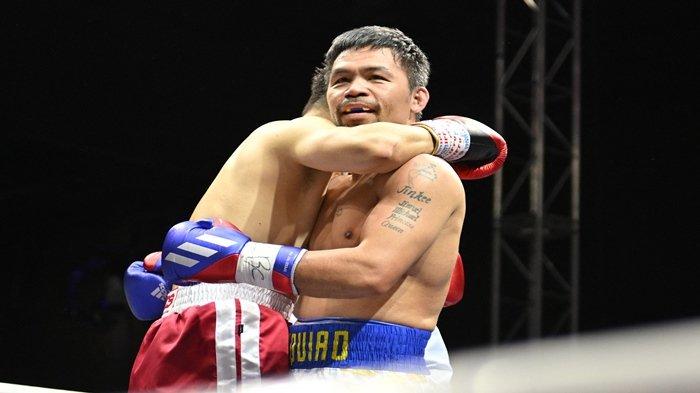 Manny Pacquiao (Kanan) dari Filipina dan DK Yoo dari Korea Selatan bereaksi setelah pertandingan tinju eksibisi mereka di Goyang, barat laut Seoul, pada 11 Desember 2022. Pacquiao ditantang Amir Khan bertarung