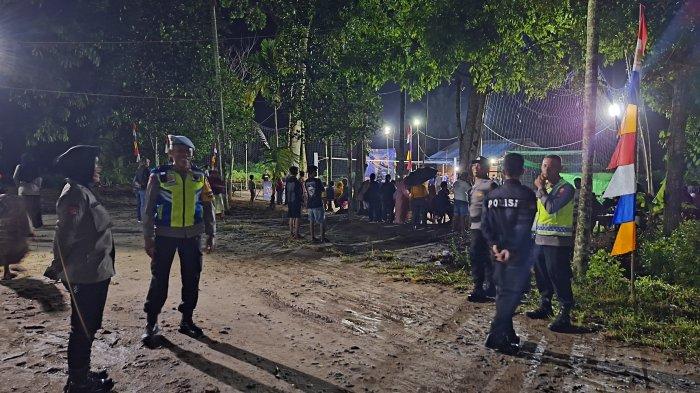 Personel Polres Singkawang melaksanakan pengamanan kegiatan kampanye Pemilihan Walikota dan Wakil Walikota Singkawang 2024.
Kampanye ini dilakukan oleh pasangan calon nomor urut 03, Dr. H. Andi Syarif T.U.W., S.T., M.T., M.Si., dan Ir. H. Yusnita Fitriadi, di Marhaban Kelurahan Sedau, Kecamatan Singkawang Selatan, Sabtu 12 Oktober 2024.