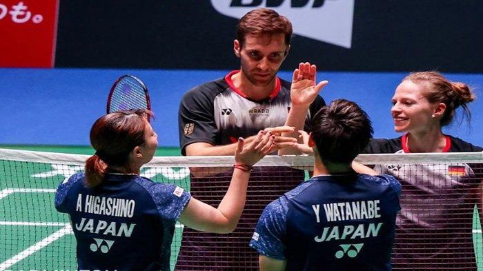 Pasangan ganda campuran Jerman, Mark Lamsfuss dan Isabel Lohau saat bersalaman dengan Yuta Watanabe/Arisa Higashino di Kejuaraan Dunia BWF 2022. Ganda Campuran Jerman itu menghadapi Rehan/Lisa di Malaysia Open 2024