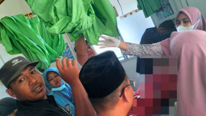 Bhabinkamtibmas Polsek Sungai Raya Jajaran Polres Kubu Raya datangi TKP penemuan di Area perkebunan kelapa sawit PT CTB, blok C21 Desa Permata Jaya, Kecamatan Sui Raya, Kabupaten Kubu Raya, Senin 17 Juli 2023.