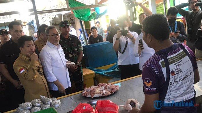 Mendag Zulkifli Hasan menyapa sejumlah pedagang saat kunker sekaligus meninjau Pasar Pagi, Kecamatan Sambas, Kabupaten Sambas, Senin 18 Desember 2023.
