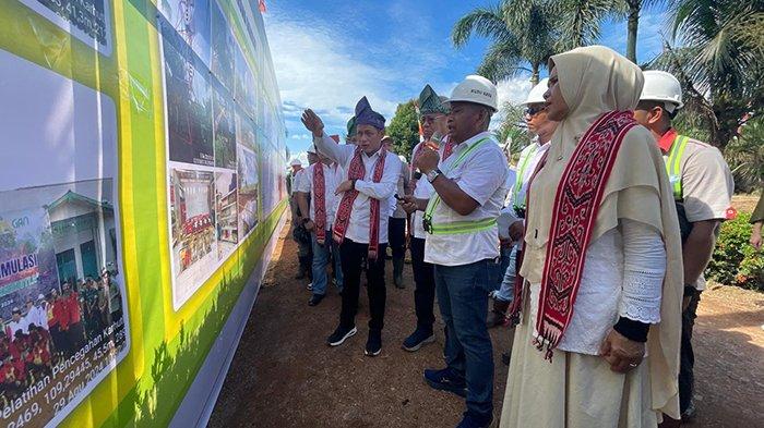 PENJELASAN - Menteri Lingkungan Hidup, Hanif Faisol Nurofiq mendapatkan penjelasan dari pihak PT PUTRA LIRIK DOMAS saat kunjungan di Desa Bintang Mas, Kecamatan Rasau Jaya, Kabupaten Kubu Raya, Sabtu 17 Mei 2025.