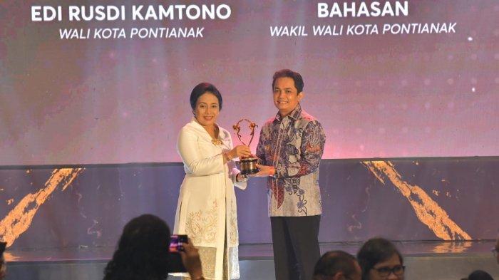 Menteri Pemberdayaan Perempuan dan Perlindungan Anak (PP-PA) Bintang Puspayoga menyerahkan trofi penghargaan Kota Layak Anak (KLA) Kategori Nindya kepada Wakil Wali Kota Pontianak Bahasan di Semarang, Sabtu 22 Juli 2023 malam.