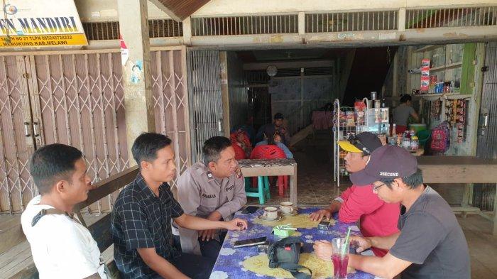 Aiptu Anas Harun Asroni, Ps Kanit Binmas Polsek Menukung intensifkan pembinaan kamtibmas dengan melakukan ngopi bersama Corolus,salah satu tokoh pemuda Desa Batu Badak Kecamatan Menukung, Senin 16 September 2024.