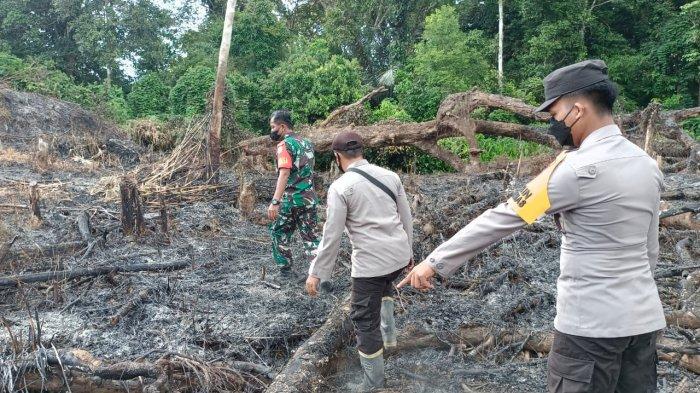 Personel Polsek Menukung cek titik api, Senin 31 Juli 2023.