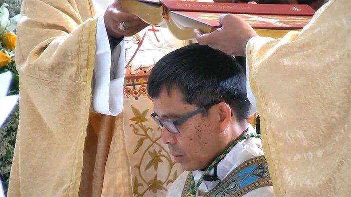 Mgr Victorius Dwiardy OFM Cap ditahbiskan menjadi Uskup Keuskupan Banjarmasin oleh Uskup Penahbis Utama, Duta Besar Vatikan untuk Indonesia, Piero Pioppo, di Grand Palace Banjarmasin. Mgr Victorius Dwiardy OFM Cap adalah seorang putera Dayak Bekati’ yang lahir di kampung Sebalos, 14 Desember 1968, dari pasangan bapak Jibrael Kondoh dan ibu Yupita Gumi.
