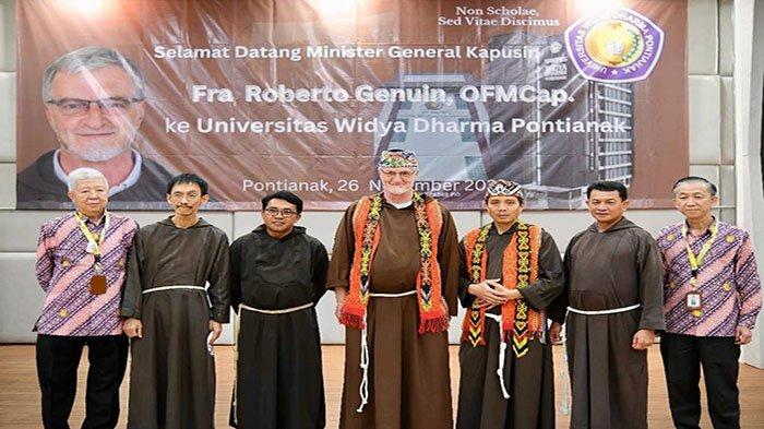Mgr Victorius Dwiardy OFM Cap (3 dari kanan).