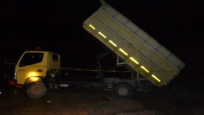 Mobil dump truk yang dikendarai korban YJ di jalan PTPN XIII, Dusun Damai, Desa Tanap, Kecamatan Kembayan, Kabupaten Sanggau, Kalimantan Barat, Jumat 1 Desember 2023.