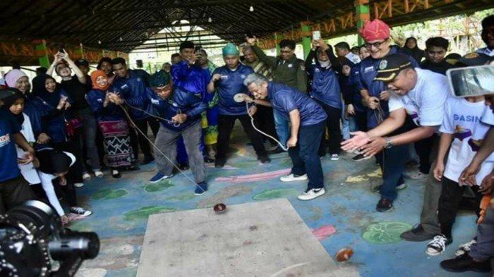 Bupati Kubu Raya Muda Mahendrawan mendampingi Direktur Tata Kelola Destinasi dan Pariwisata Berkelanjutan Kementerian Pariwisata dan Ekonomi Kreatif Indra Ni Tua saat melakukan peninjauan dan penilaian 75 Besar Desa Wisata ADWI 2023 bersama Tim Dewan Juri di Agrowisata Rekadena Desa Jeruju Besar, pada Rabu 26 Juli 2023