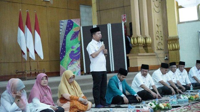 Bupati Sambas Satono saat menghadiri peringatan Isra' Mi'raj Nabi Muhammad SAW 1445/2024 di Aula Utama Kantor Bupati Sambas dengan diisi penceramah Ustad Hatolly, Rabu 7 Februari 2024.