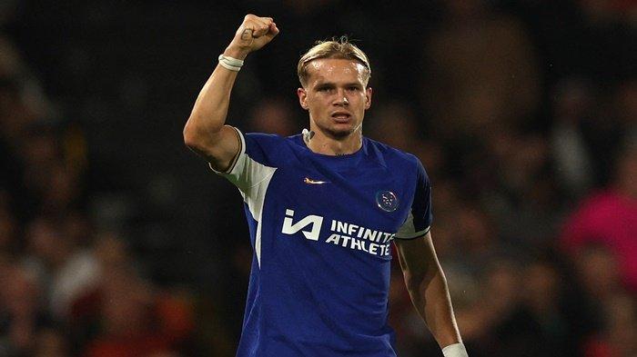 Gelandang Chelsea asal Ukraina #10 Mykhailo Mudryk merayakan gol pembuka pada pertandingan sepak bola Liga Premier Inggris antara Fulham dan Chelsea di Craven Cottage di London pada 2 Oktober 2023.