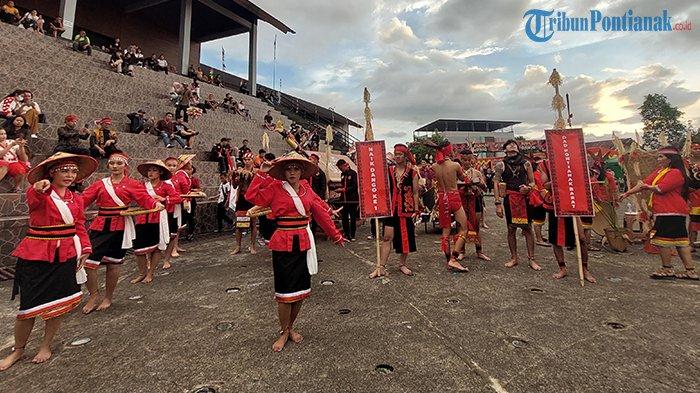 Pelaksanaan Pembukaan Naik Dango ke 1 Kota Pontianak di Rumah Radakng Pontianak, Kamis 18 april 2024.