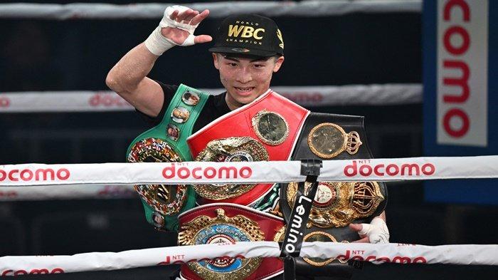 Juara kelas bantam super WBC dan WBO Jepang Naoya Inoue merayakan kemenangannya atas juara kelas bantam super WBA dan IBF Filipina Marlon Tapales setelah pertandingan penyatuan gelar kelas bantam super dunia empat sabuk mereka di Ariake Arena Tokyo pada 26 Desember 2023.