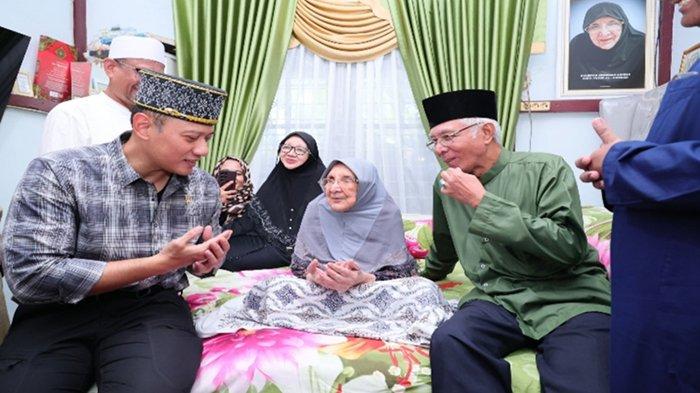 Menteri Agraria dan Tata Ruang/Kepala Badan Pertanahan Nasional (ATR/BPN), Agus Harimurti Yudhoyono (AHY) berbincang-bincang bersama keluarga Hubabah Syarifah Annisa binti Yusuf Abu Bakar Al Haddad, usai menyerahkan 3 sertipikat tanah, di Kota Pontianak, Kalimantan Barat, Sabtu 22 Juni 2024.