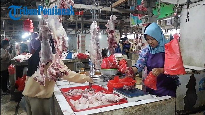 Para pedagang daging sapi di Pasar Rakyat Landak, Kota Ngabang