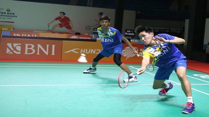 Nikolaus Joaquin (kanan) saat mengembalikan shuttle cock di Badminton Asia Junior Championships 2023 bersama Muhammad Al Farizi.