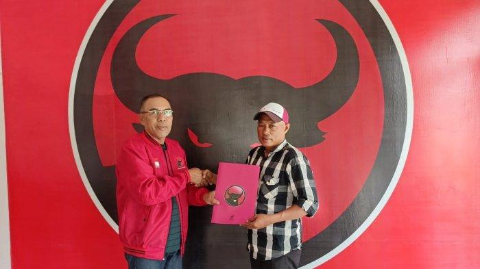 Tim H Ahmad Kholil, Muhammad Nurdin amvil formulir pendaftaran Pilwako Pontianak di Sekretariat PDIP Pontianak, Senin 22 April 2024