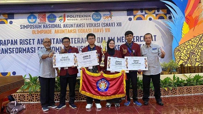 Sejumlah mahasiswa Poltesa meraih juara dalam Olimpiade Akuntansi Vokasi (OAV). Poltesa meraih juara lomba OAV di Politeknik Negeri Jember pada 15-16 Mei 2024.