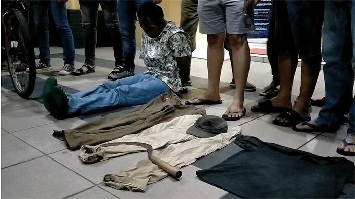 PELAKU ANAK HILANG DITANGKAP - Seorang pria berinisial AB, diborgol dan digiring ke Polres Singkawang, Sabtu 14 Juni 2025 malam WIB. Ia ditangkap bersama sejumlah barang bukti atas kasus dugaan anak hilang dan ditemukan meninggal dunia benama Rafa Fauzan (1 tahun dan 11 bulan).