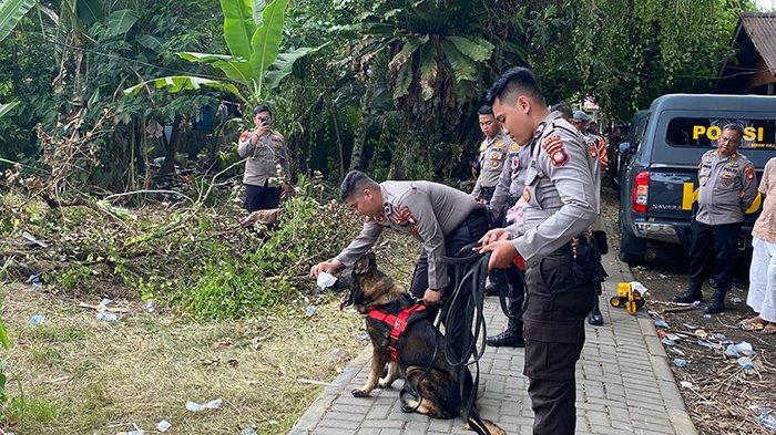 PENCARIAN RAFA FAUZAN - Proses pencarian anak laki-laki berusia 1 tahun 11 bulan bernama, Rafa Fauzan masih terus dilakukan hingga Kamis 12 Juni 2025 malam WIB. Polres Singkawang pun telah mengerahkan bantuan anjing pelacak dari Tim K9 Polda Kalbar untuk memperluas jangkauan dan efektivitas pencarian.