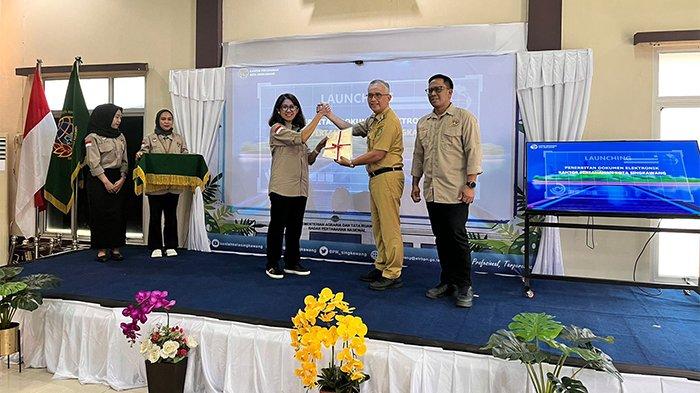 PJ Wako Singkawang Sumastro menerima sertifikat elektronik dari Kantah Singkawang saat peluncuran layanan penerbitan sertifikat elektronik, Selasa 11 Juni 2024.