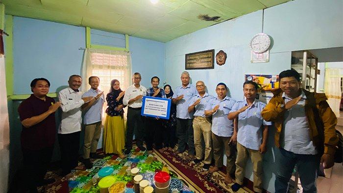 PLN Nusantara Power UP Kapuas menyerahkan bantuan CSR (Corporate Social Responsibility) kepada Pemilik Usaha UMKM di jalan Adi Sucipto, Gg. Teladan, Kubu Raya, Kalimantan Barat.