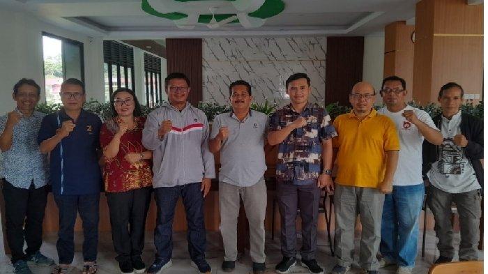 Kapus PRK BRIN, Nawawi foto bersama usai membahas proses pembentukan BRIDA di Kabupaten Sangga Kapus PRK, Nawawi foto bersama dengan Martinus Sudarno Anggota DPRD Kalbar dari PDI-P usai wawancara pembentukan BRIDA Kalbar disaksikan narahubung dari FISIP Untan.