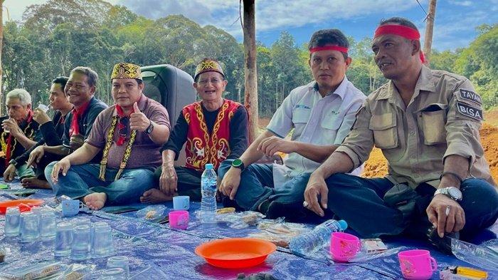 General Manager PT. Antam (Tbk) UBPB Kalimantan Barat, Muhammad Asril saat hadir bersama dalam kegiatan tradisi masyarakat Dayak di Tayan, Sanggau, beberapa waktu lalu
