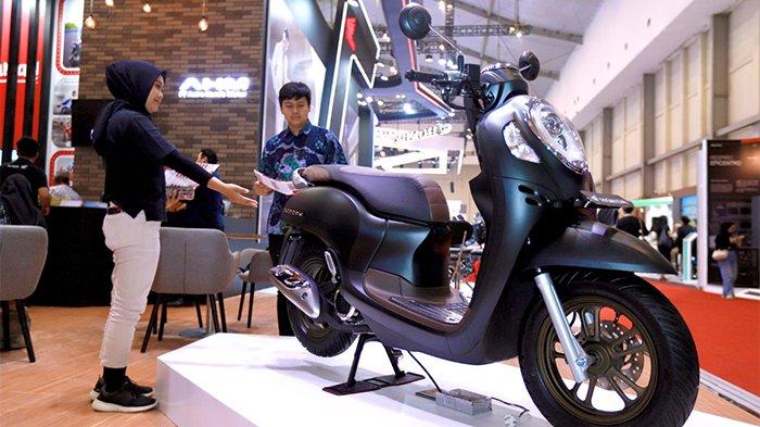 PT Astra Honda Motor (AHM) merilis New Honda Scoopy yang kini hadir dengan warna dan striping baru.