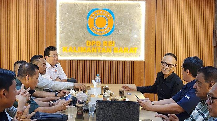 PERTEMUAN - PT Bank Rakyat Indonesia (Persero) Tbk (BRI) berkolaborasi dengan DPD REI Kalimantan Barat untuk mewujudkan program tersebut. Pertemuan ini dihadiri oleh Pimpinan Cabang BRI Pontianak Gajah Mada, Denni Irman dan Kepala Bagian Konsumer Kantor Wilayah Jakarta 3, Novan Erianto, beserta jajaran yang diterima oleh Ketua REI Kalbar, Baharudin di Kantor REI Kalbar, Kamis 16 Januari 2025.