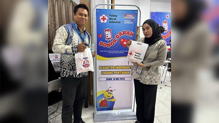 DONOR DARAH - PT Indomarco Prismatama (Indomaret) Cabang Pontianak kembali menggelar donor darah di Kantor Indomaret Jalan Arteri Supadio, Kecamatan Sungai Raya, Kabupaten Kubu Raya, Senin (19/5/2025). Pendonor mendapatkan bingkisan seusia mendonorkan darahnya.