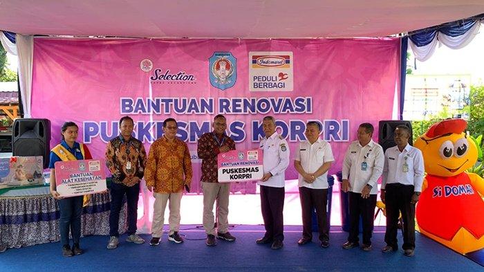 PT Indomarco Prismatama ( Indomaret Group) menyerahkan bantuan alat kesehatan di Puskesmas Korpri Kubu Raya, Rabu 10 Juli 2024.