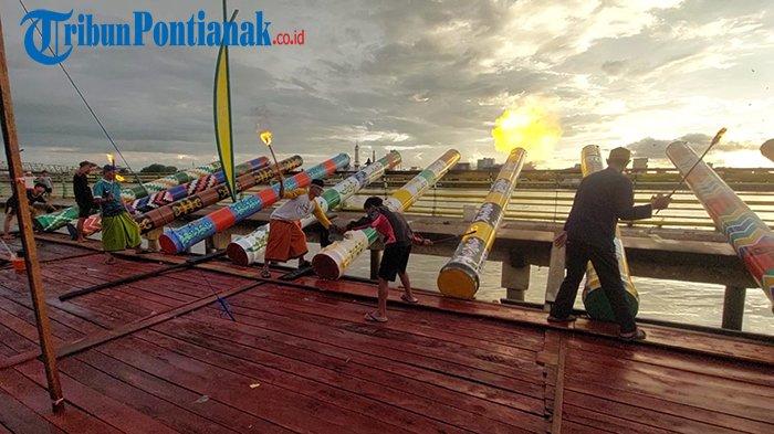 warga jalan Panglima A Rani, Kelurahan Tembelan sampit, Kecamatan Pontianak Timur, Kota Pontianak saat menyulut meriam karbit raksasa, senin 1 april 2024. Tribun Pontianak Ferryanto