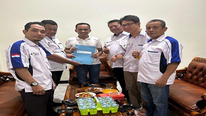 Panitia Kongres IKA FISIP IV saat audiensi dengan Anggota DPRD Kalbar Suib, di rumahnya di kawasan Pontianak Utara.