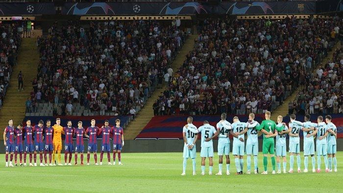 Para pemain berbaris sebelum dimulainya pertandingan sepak bola Grup H putaran pertama Liga Champions UEFA hari 1 antara FC Barcelona dan Royal Antwerp FC di Estadi Olimpic Lluis Companys di Barcelona pada 19 September 2023. Antwerp jadi satu diantara tim yang belum mendapatkan poin di Liga Champions UEFA