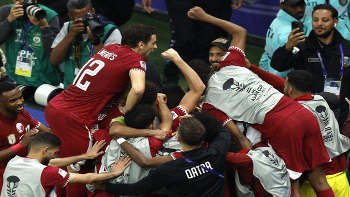 Para pemain Qatar merayakannya setelah mencetak gol ketiga mereka dari tendangan penalti pada pertandingan sepak bola final Piala Asia AFC Qatar 2023 antara Yordania dan Qatar di Stadion Lusail di Lusail, utara Doha pada 10 Februari 2024.