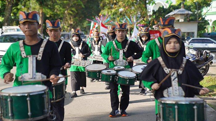 Para peserta MTQ ke-32 Tingkat Kecamatan Pontianak Kota berparade menuju Kantor Camat Pontianak Kota.