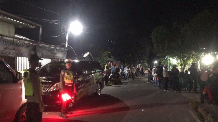 Sejumlah personel Polres Singkawang laksanakan pengamanan kampanye pasangan calon (paslon) Walikota dan Wakil Walikota Singkawang nomor urut 03, Dr. H. Andi Syarif Tuw, ST, M.T, M.Si (Han), dan Ir. H. Yusnita Fitriadi, berlangsung di rumah Suaida di Jl. Barito, Kelurahan Roban, Kecamatan Singkawang Tengah, Selasa 8 Oktober 2024 malam.