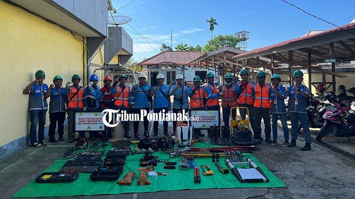 Pasukan Siaga saat mengikuti Gelar Pasukan dan Peralatan Siaga dalam penyambutan Natal dan Tahun Baru 2023 di Kantor PT. PLN (Persero) UP3 Kota Singkawang, Kalimantan Barat, Minggu 24 Desember 2023.