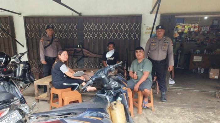 Personel Sabhara Polsek Menyuke, Polres Landak hadir ditengah masyarakat dengan melaksanakan Patroli siang, Rabu 25 September 2024.