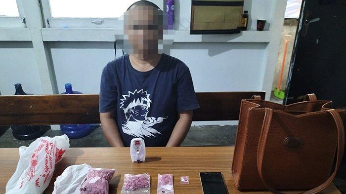 Pelaku berinisial HP bersama barang bukti narkotika jenis pil ekstasi 704 butir warna merah muda cap PP tengkorak yang di tangkap dari rumah indekost, Jalan Kalimantan Kelurahan Roban, Kecamatan Singkawang Tengah, Kota Singkawang