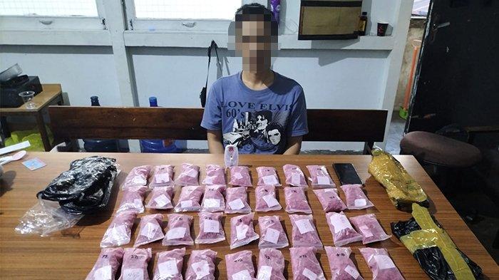 Pelaku berinisial WA saat diamankan bersama barang bukti narkotika 8.792 butir pil ekstasi warna merah muda cap PP tengkorak di sebuah rumah di Jalan karet, Komplek Lavista, Kelurahan Sungai Beliung, Kecamatan Pontianak Barat, Kota Pontianak